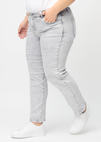 Lysegrå denim regular jeans set fra siden på en plus-size model.