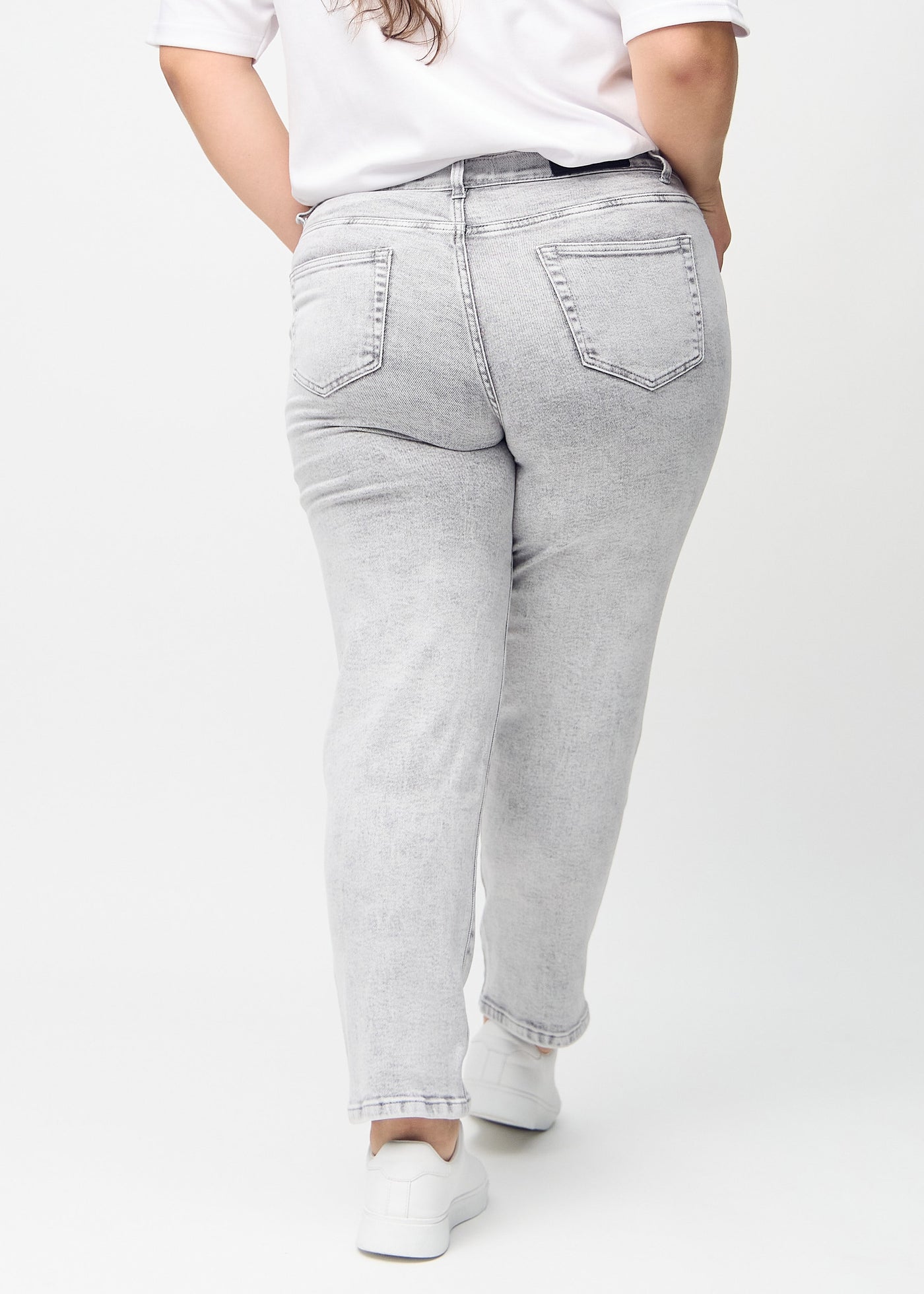 Lysegrå denim regular jeans set bagfra på en plus-size model, så man kan se hele produktet.