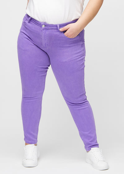 Lilla slim jeans, modelnavn Lavenders, som sidder tæt til benet, dog lidt løsere ved anklen, på en plus-size model, set forfra.