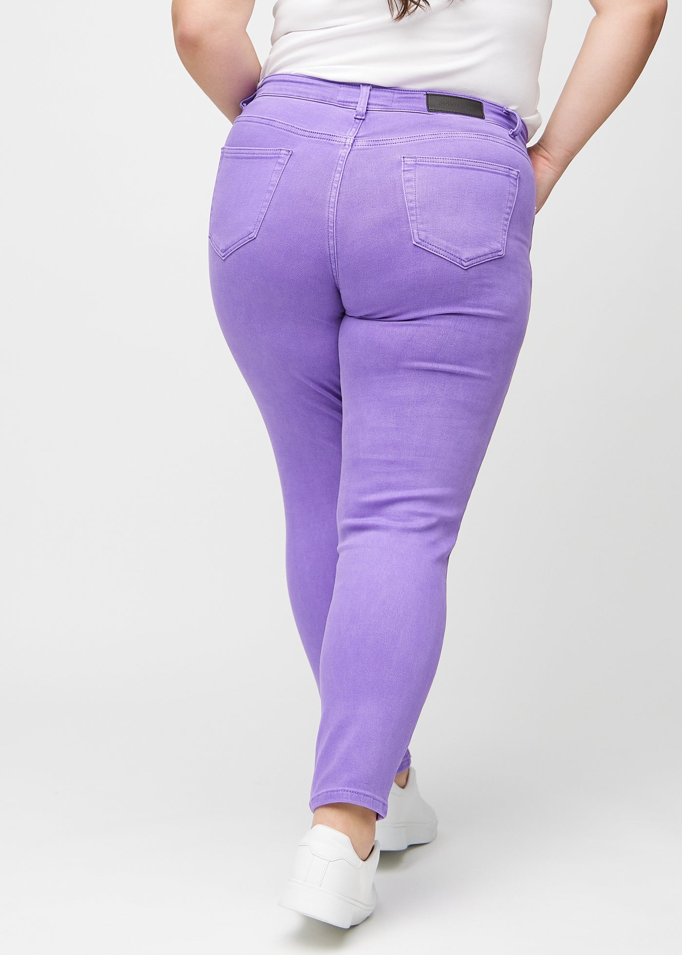 Lilla slim jeans set bagfra på en plus-size model, så man kan se hele produktet.