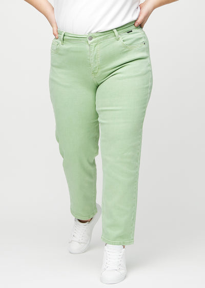 Lysegrønne regular jeans, modelnavn Mints, som går lige ned langs benet på en plus-size model, set forfra.