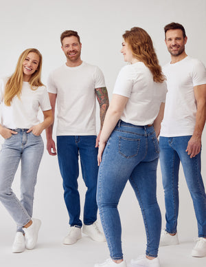 To herre og to dame modeller i blå denim jeans.